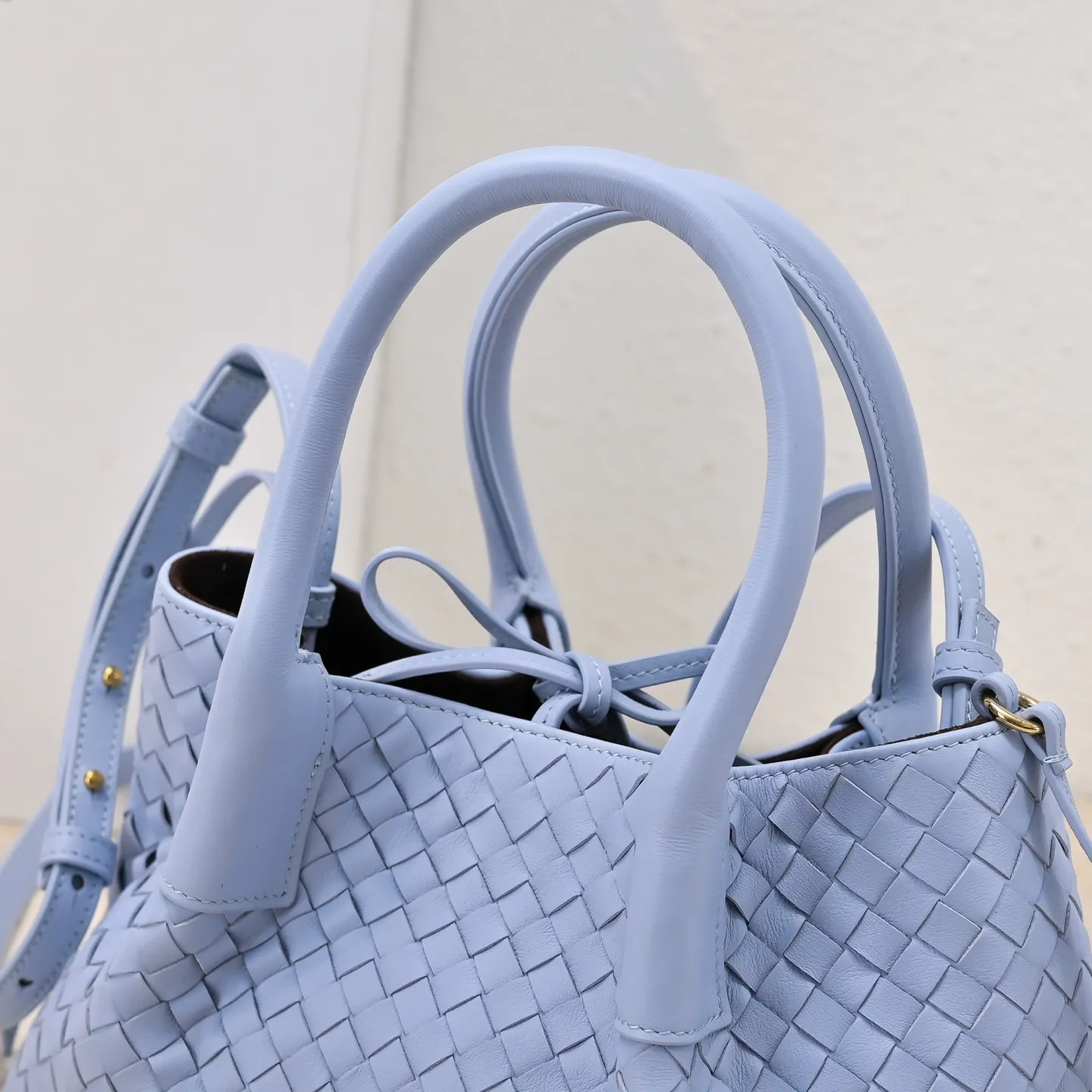 Batch 1760 BOTTEGA VENETA 2025 new product pinacoteca has super soft leather, and the weaving function, practicality and relaxed fashion sense have not fallen behind❤️‍🔥Amway has given sisters a must-have bag when going out. The size of the bag also accurately meets the commuting needs of urban beauties. It can accommodate mobile phones, keys, lipstick, powder, sunscreen, shopping bags...all of it! ! ! 🔥The capacity should not be underestimated~ It does not choose people, clothes, or occasions. With its majestic curved outline, exquisite woven texture, delicate edges and rounded handles, this woven vegetable basket bag truly achieves the goal of "dressing up and being fashionable without getting in the way"~ Are you interested in Jimei? Style number: 9004 Size: 24*15*12cm